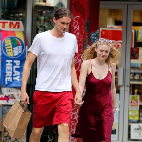 Dakota Fanning and Henry Frye Hang