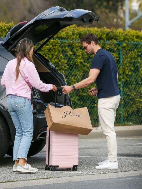 Amelia Warner – Shopping before catching a flight out of LAX in Los Angeles