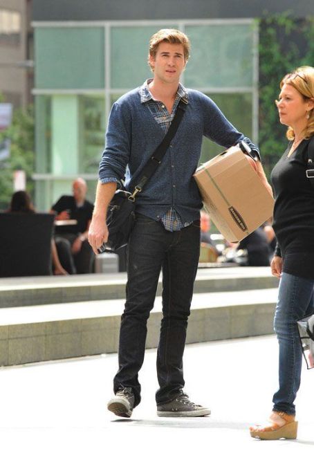 Liam Hemsworth filming Paranoia in Philadelphia, PA (July 21)