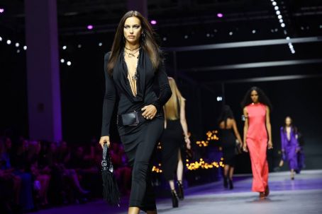 Irina Shayk – Runway of the Versace Fashion Show during the Milan Fashion Week