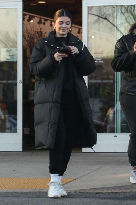 Kylie Jenner – Shopping with Jordyn Woods at Apricot Lane Farms in Calabasas