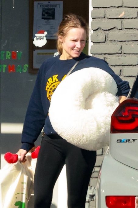 Kristen Bell – Shopping for a new pet bed in Los Feliz