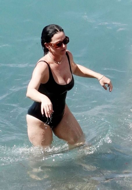 Katy Perry – Spotted in a black swimsuit while on vacation on Positano