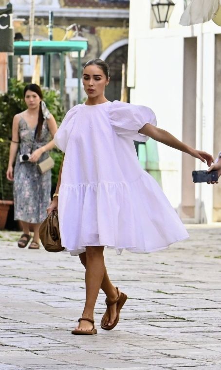 Olivia Culpo – Steps out in Venice