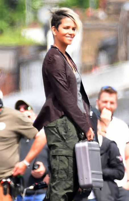 Halle Berry – On the set of ‘Our Man from Jersey’ on London’s Albert Bridge