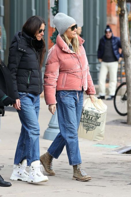 Gwyneth Paltrow – Christmas Shopping in Aspen | Gwyneth Paltrow Picture