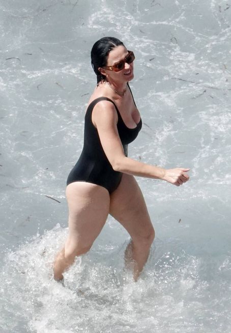 Katy Perry – Spotted in a black swimsuit while on vacation on Positano