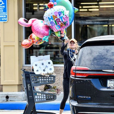 Renee Zellweger – Shops for Birthday balloons in Laguna Beach