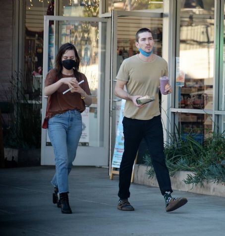 Victoria Pedretti – Grabs food to go with Dylan Arnold in Los Angeles