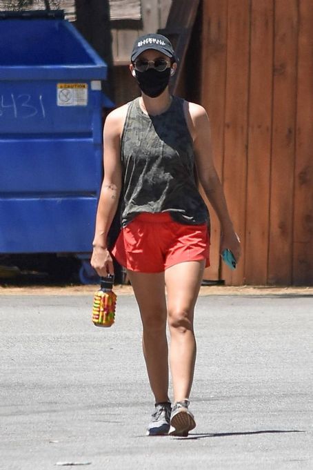 Lucy Hale – Hiking in Studio City | Lucy Hale Picture #102767475 - 454