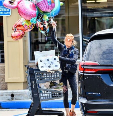 Renee Zellweger – Shops for Birthday balloons in Laguna Beach