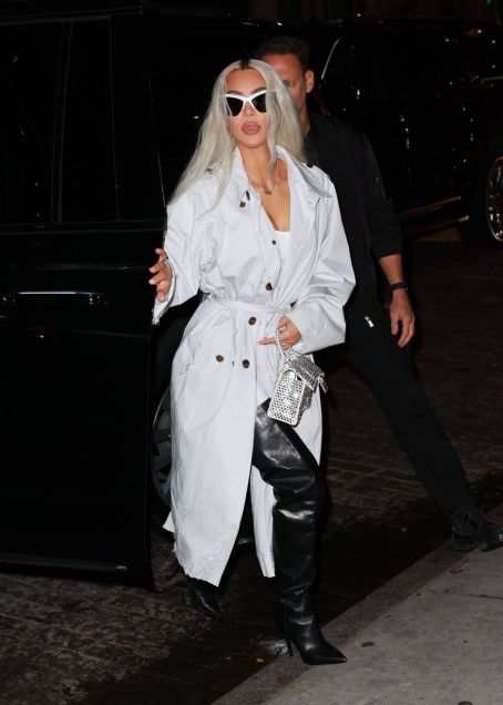 Kim Kardashian – Arrives for dinner at Zero Bond restaurant in New York