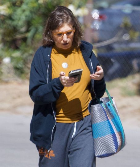 Mayim Bialik – Seen On Her Phone In Los Angeles | Mayim Bialik Picture ...