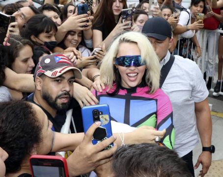 Miley Cyrus – Greets her fans in Buenos Aires