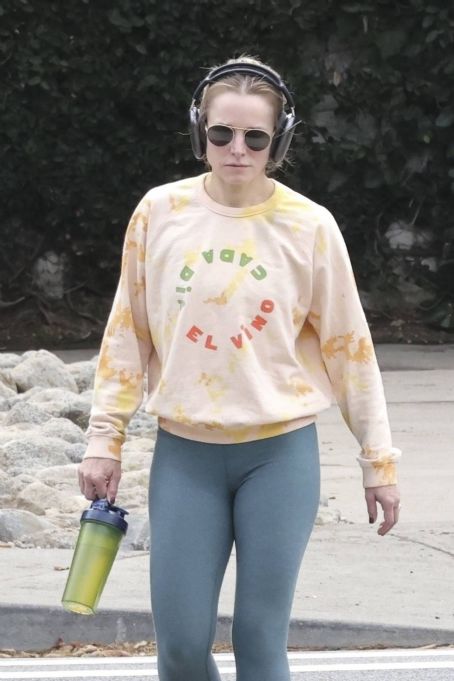 Kristen Bell – Hiking candids in Los Feliz