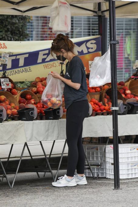 Katherine Schwarzenegger – Shopping at the Farmers Market in Pacific