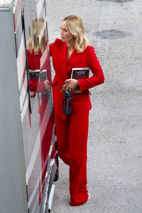 Emily Blunt – Filming ‘The Pain Hustlers’ filming in Miami