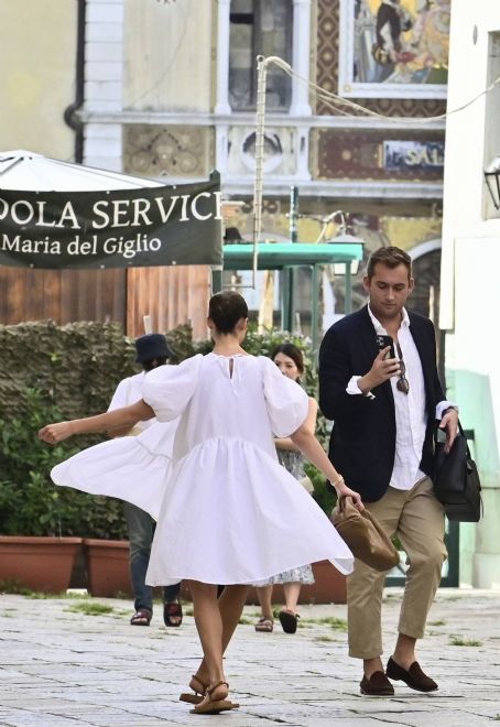 Olivia Culpo – Steps out in Venice
