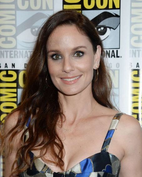 Sarah Wayne Callies – “Colony” Press Line At Comic-Con In San Diego 07 ...