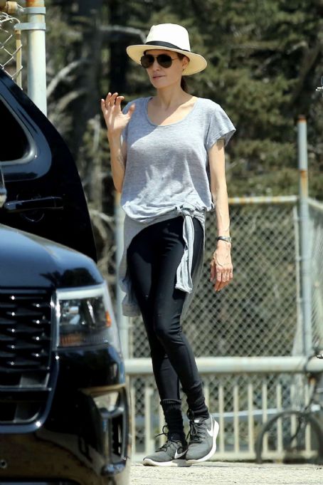 Angelina Jolie – Out for a hike in Los Angeles