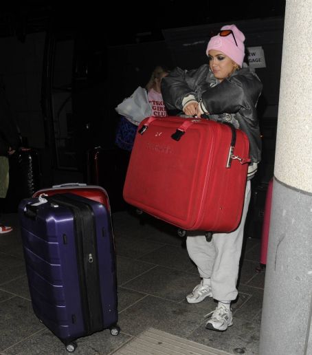 Maisie Smith – Arrive at London hotel