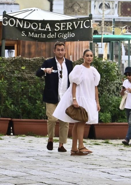 Olivia Culpo – Steps out in Venice