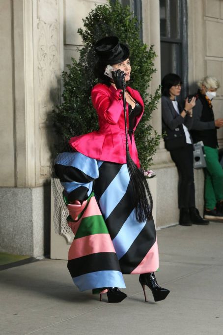 Kristin Davis – Filming ‘And Just Like That’ in New York