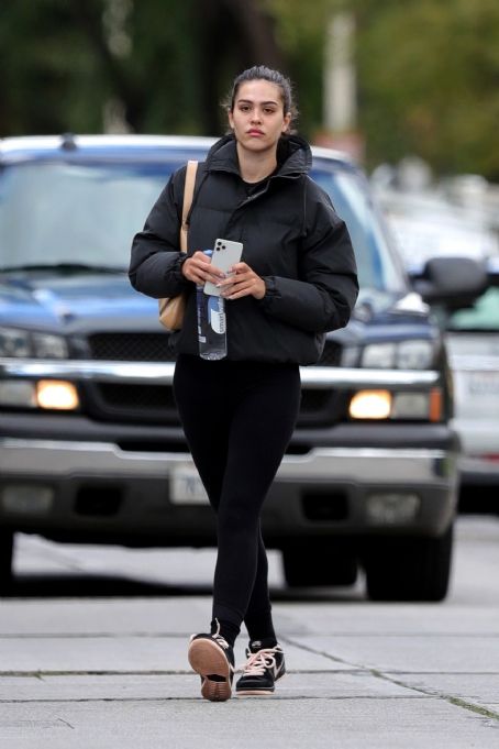 Amelia Hamlin – Out in ALO Yoga leggings and Nike Dunks in West Hollywood -  FamousFix.com post