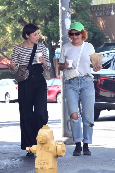 Alia Shawkat – Grabbing coffee with a friend in Los Feliz