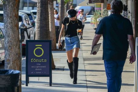 Miley Cyrus and Cody Simpson late afternoon coffee drinks at Alfred Coffee in Studio City