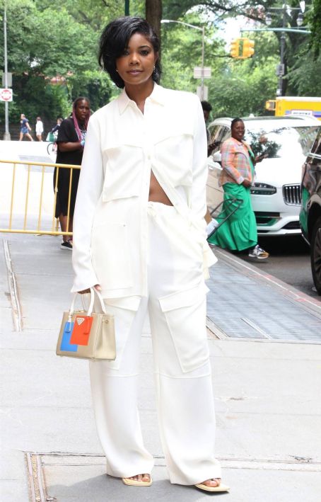 Gabrielle Union – Posing for cameras outside ABC in New York