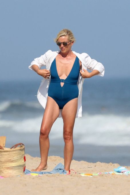 Jane Krakowski – In a swimsuit on the beach in the Hamptons
