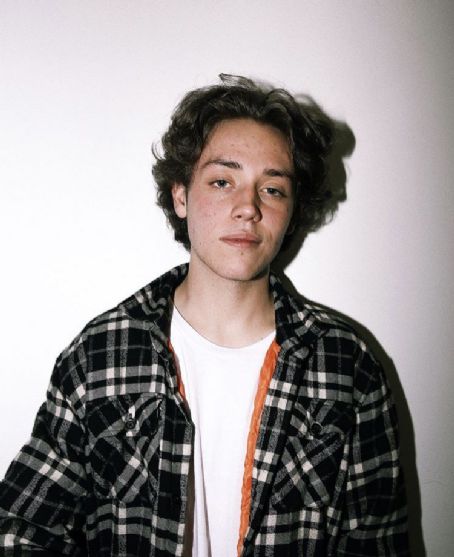 Ethan Cutkosky - FamousFix