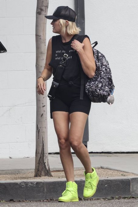 Malin Akerman – Seen at with her friends in Los Angeles