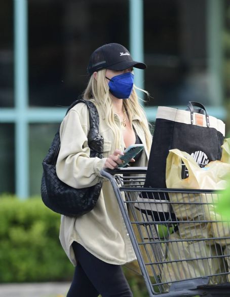 Hilary Duff – Shopping candids in Los Angeles