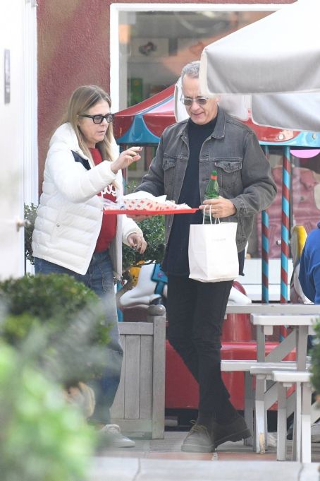 Rita Wilson – Shopping at Brentwood Country Mart