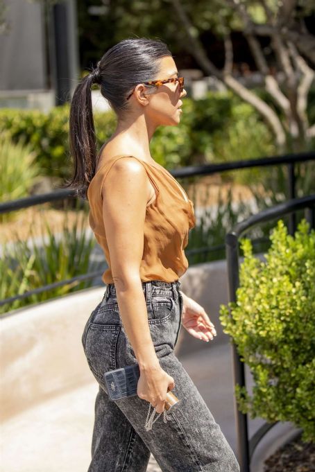 Kourtney Kardashian – Out for lunch in Los Angeles