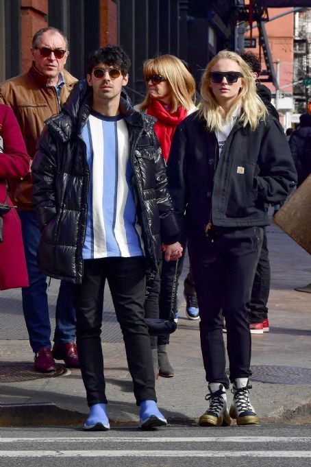 Who is Joe Jonas dating? Joe Jonas girlfriend, wife