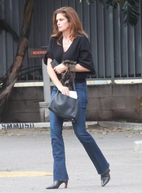 Cindy Crawford – Arrives for a photo shoot at a studio in Santa Monica