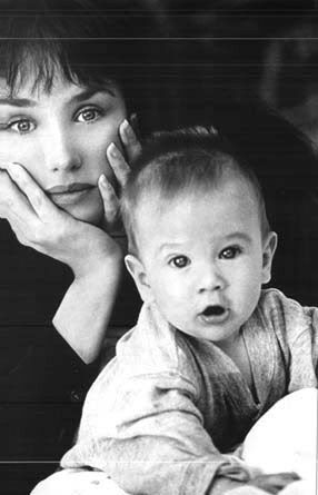 Isabelle With Her Son Fathered By Daniel Day Lewis Gabriel Kane Isabelle Adjani Picture 13885504 286 X 445 Fanpix Net