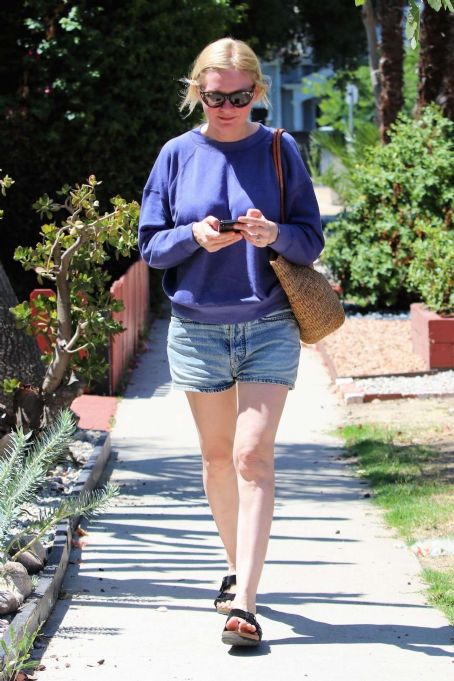 Kirsten Dunst – out for a stroll in Studio City | Kirsten Dunst Picture