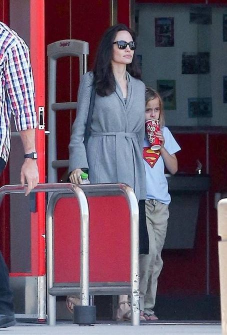 Angelina Jolie walks with daughters in Los Angeles (August 18, 2017)