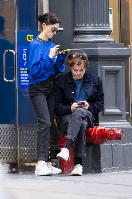Natalia Dyer – Shopping in New York | Natalia Dyer Picture #109497298