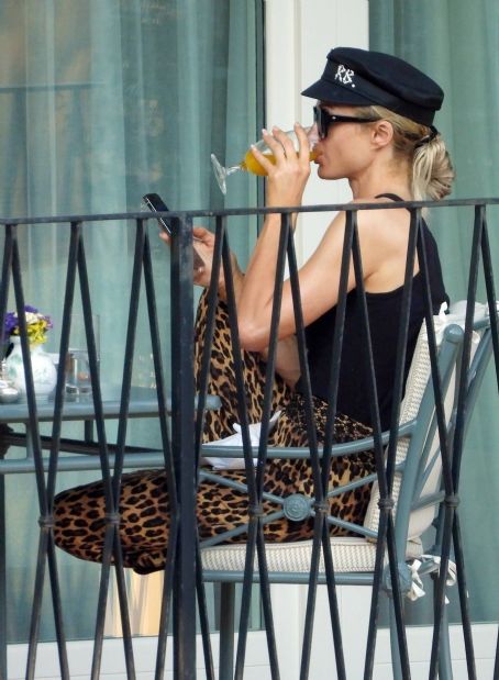 Paris Hilton – Seen on a dinner in Portofino