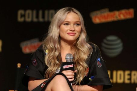 Natalie Alyn Lind – The Gifted Panel at 2017 NYCC in NYC | Natalie Alyn