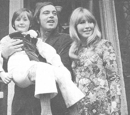 July 31, 1970 - Roberto, Julian and Cynthia posing for the press on the ...
