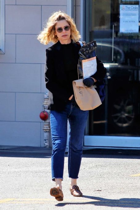 Kyra Sedgwick Shopping At The Market In Los Angeles Famousfix