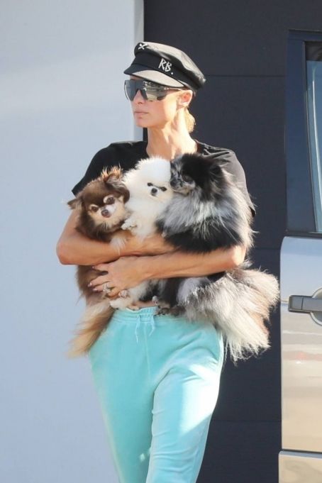 Paris Hilton – Seen with her 3 Pomeranians and her husband Carter Reum in Malibu