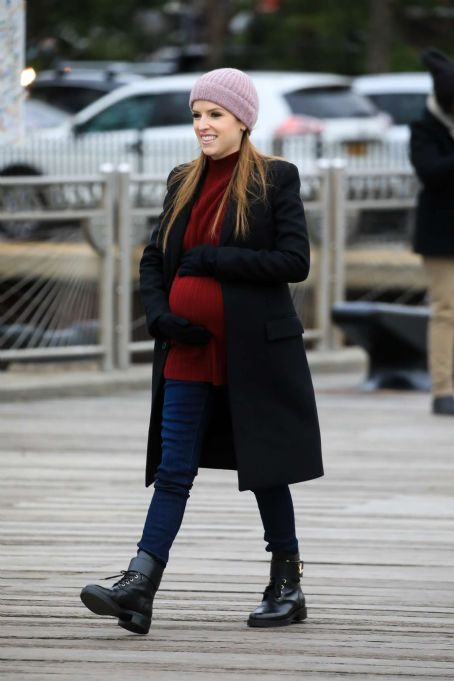 Anna Kendrick – Filming ‘Love Life’ in New York - FamousFix