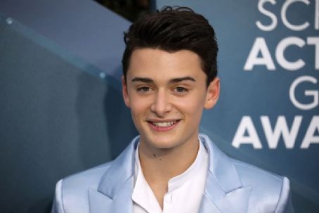 Noah Schnapp - FamousFix